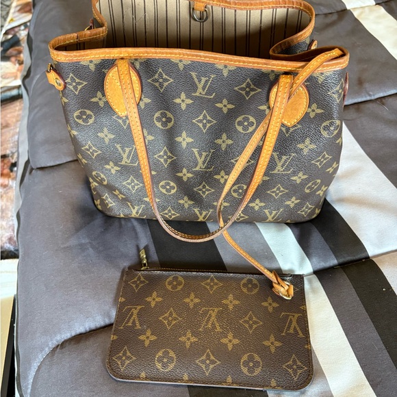 Louis Vuitton Monogram Tote Bag - Picture 13 of 13